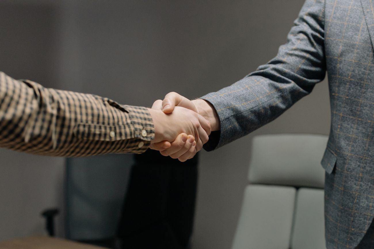 Apretón de manos al cerrar una contratación
