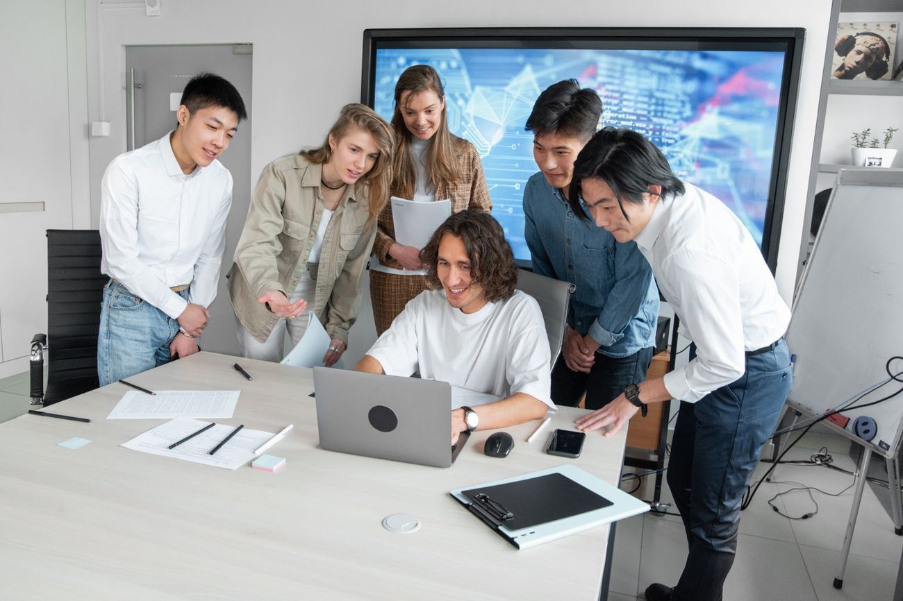 Instructor capacitando a un grupo de ingenieros