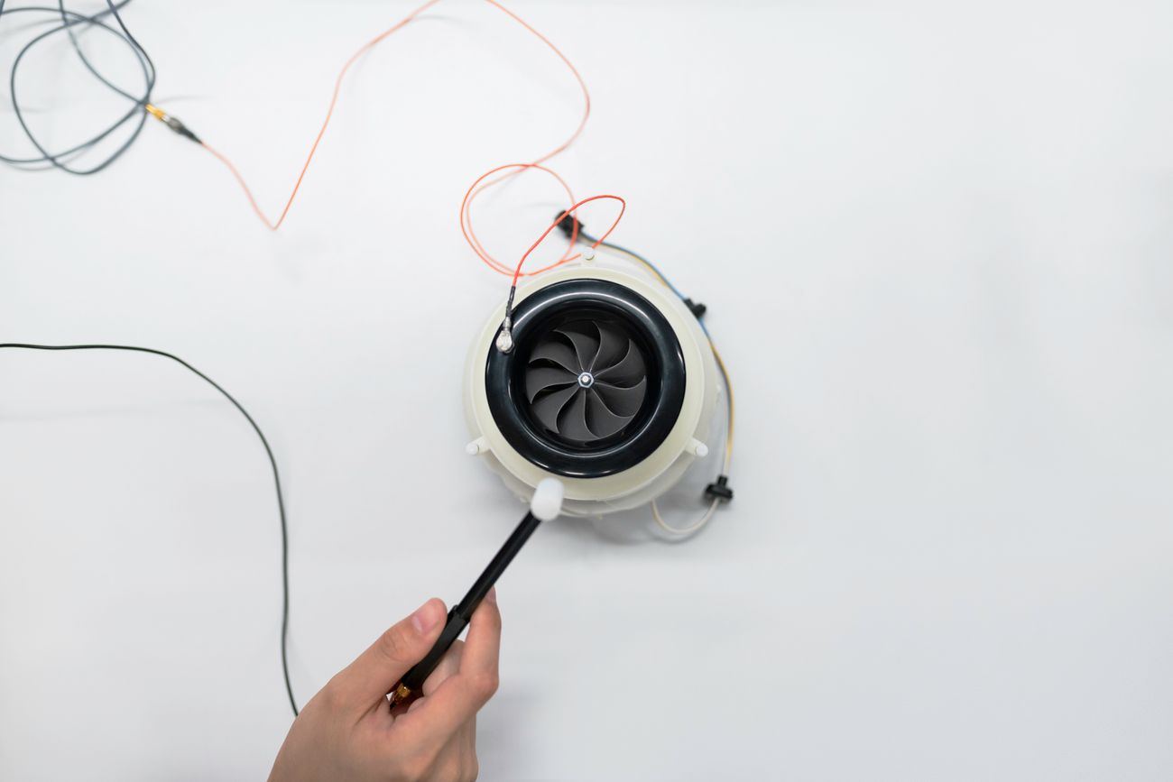 Ingeniero diseñando un componente