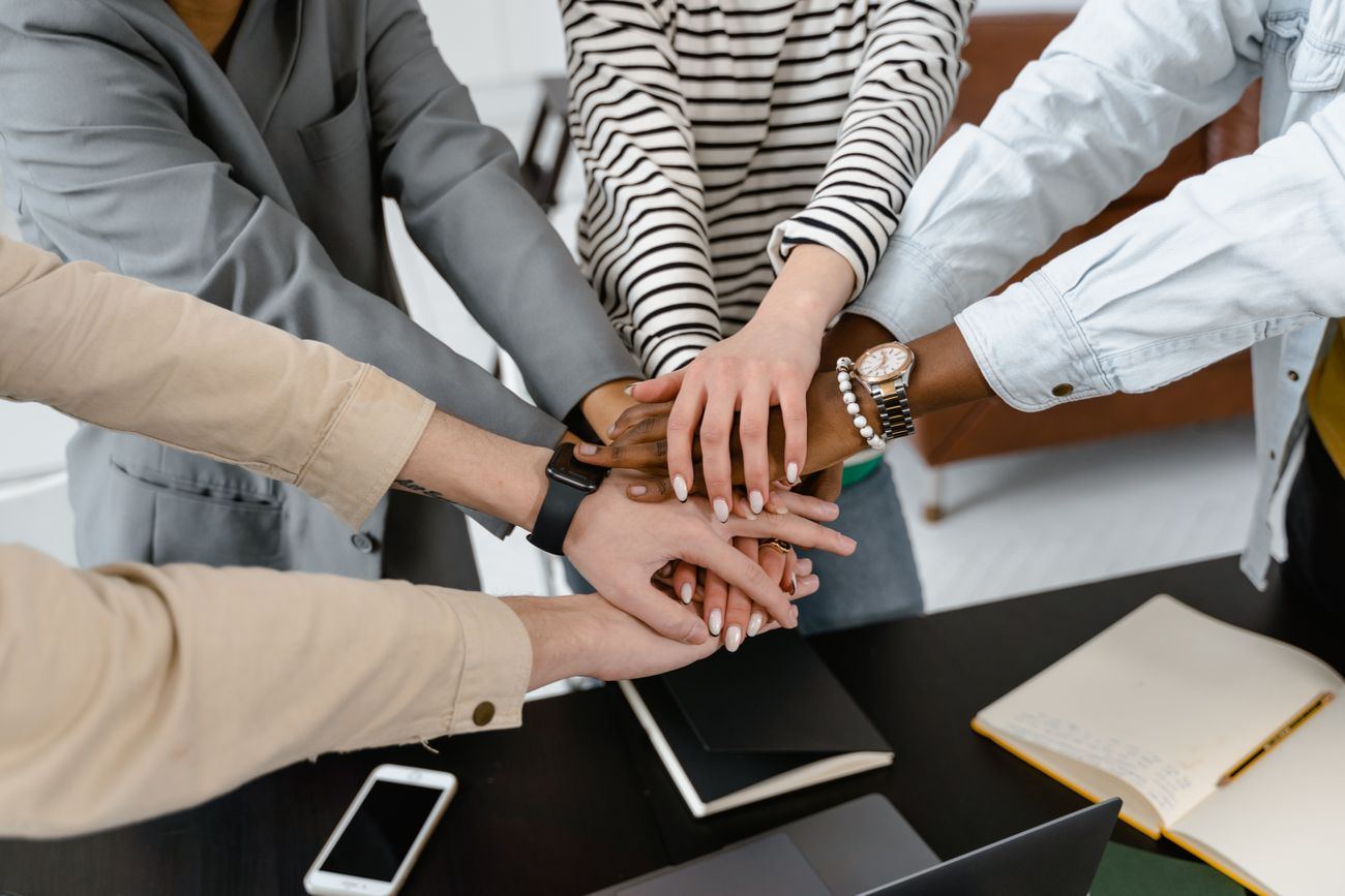 Equipo de trabajo uniendo las manos