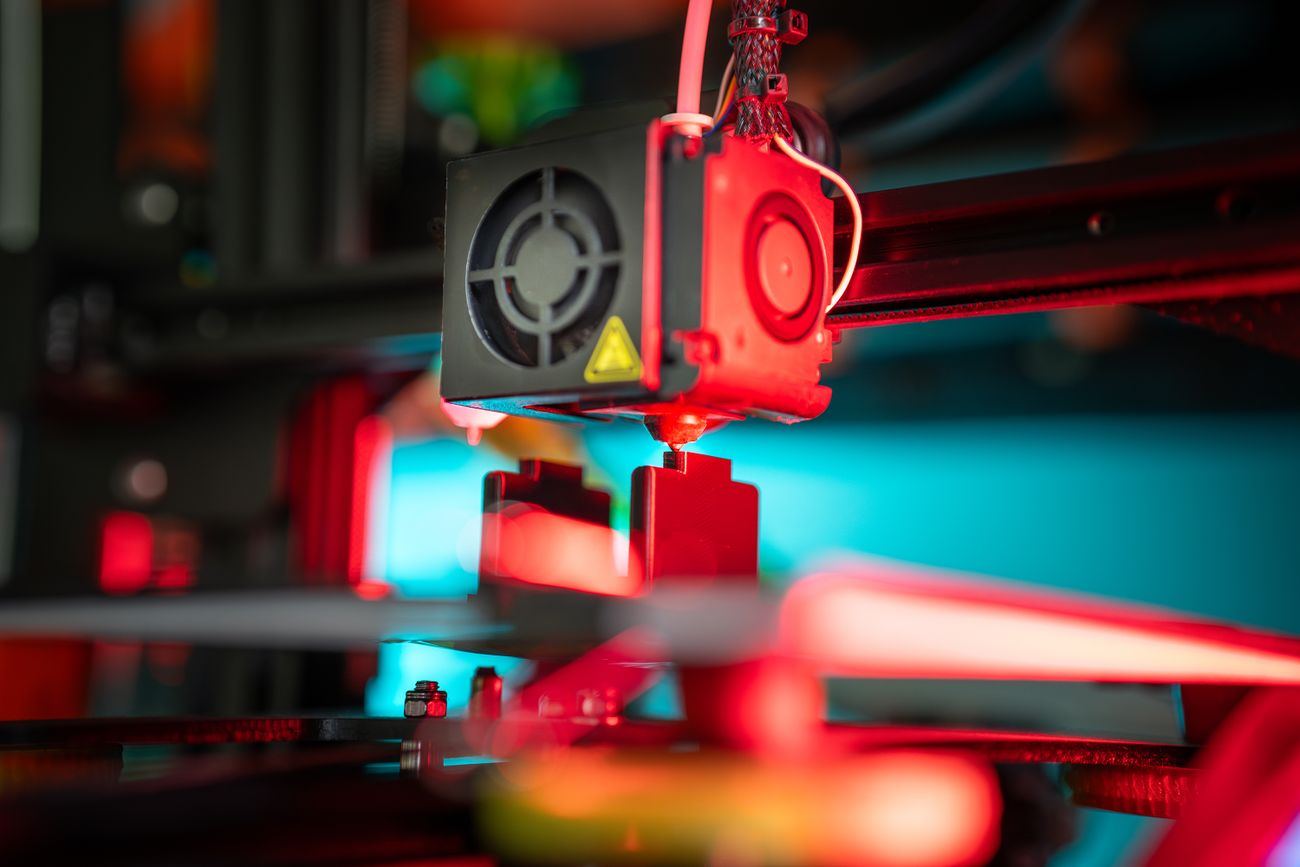 Impresora 3D fabricando un prototipo