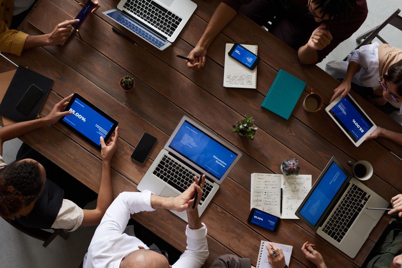 Equipo de proyecto trabajando con computadoras