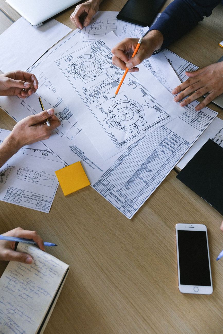 Equipo trabajando sobre planos y documentos