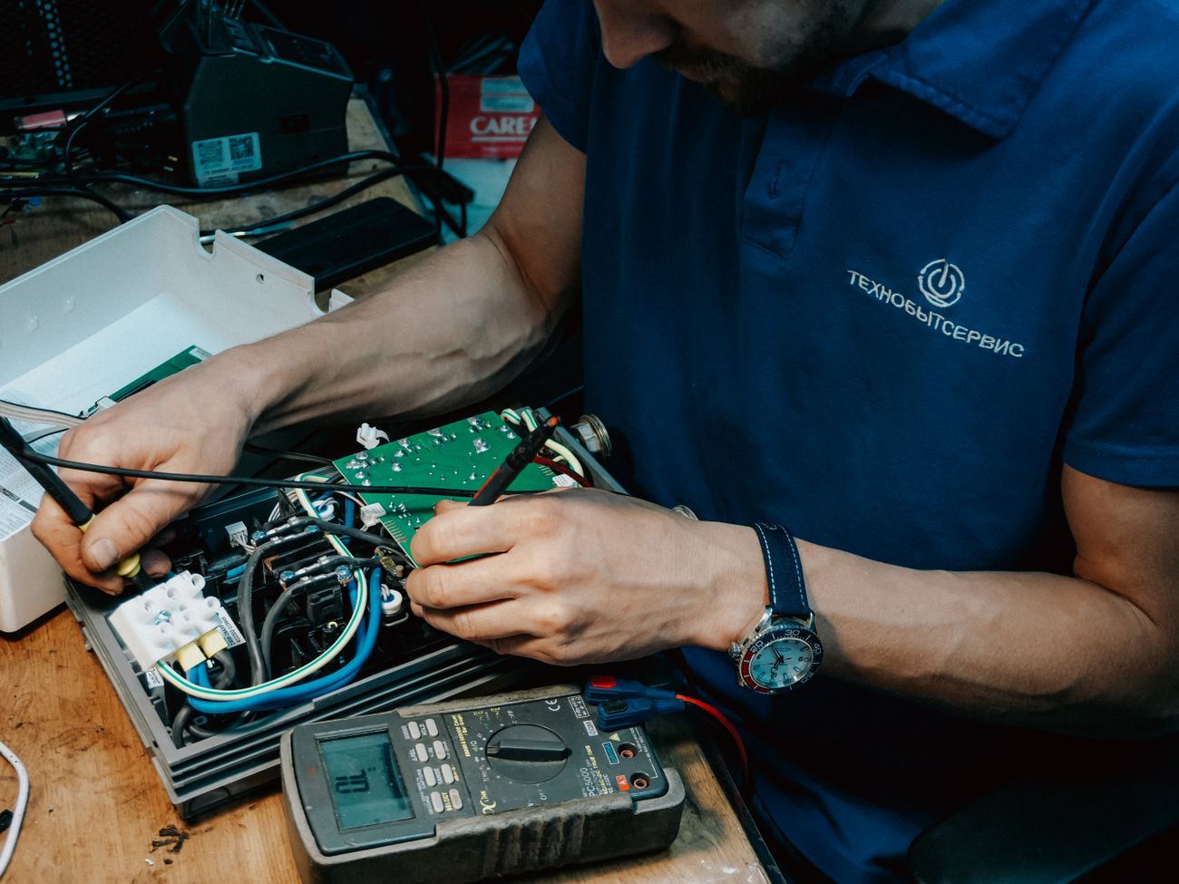 Técnico reparando una tarjeta electrónica en su estación