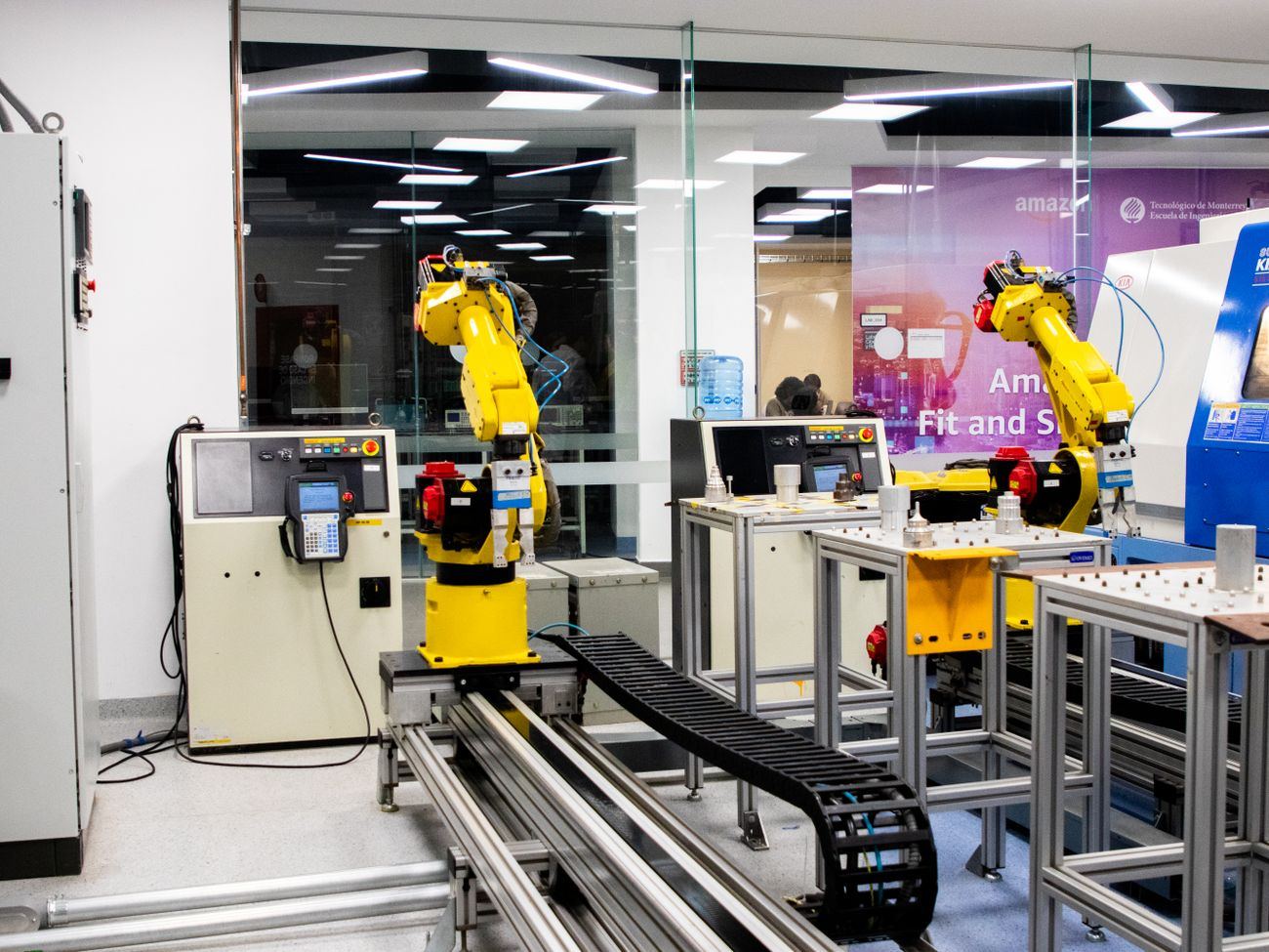 Brazos robóticos en un laboratorio de automatización