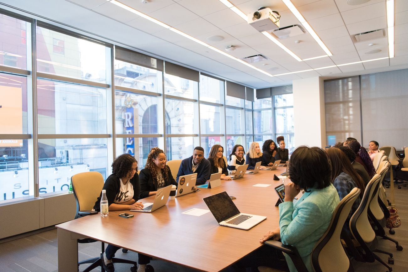 Sala de juntas con un equipo de trabajo
